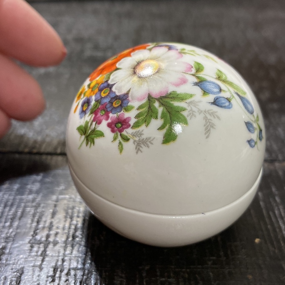Vintage Royal Staffordshire Bone China Floral Porcelain Trinket Box! - Picture 2 of 6